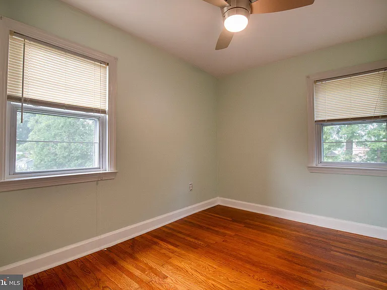 526 Michell St — Photo 16
