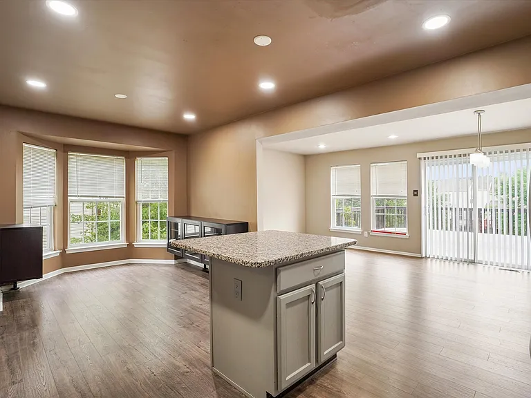 405 Joshua Ct — Photo 12
