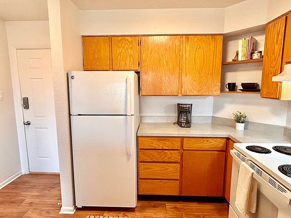 4th image of 621 W Prentice Ave #0