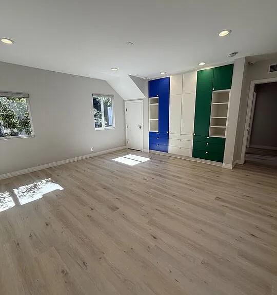 221 N Bowling Green Way — Photo 9
