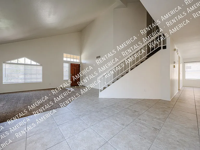 2361 W Myrtle Dr — Photo 4