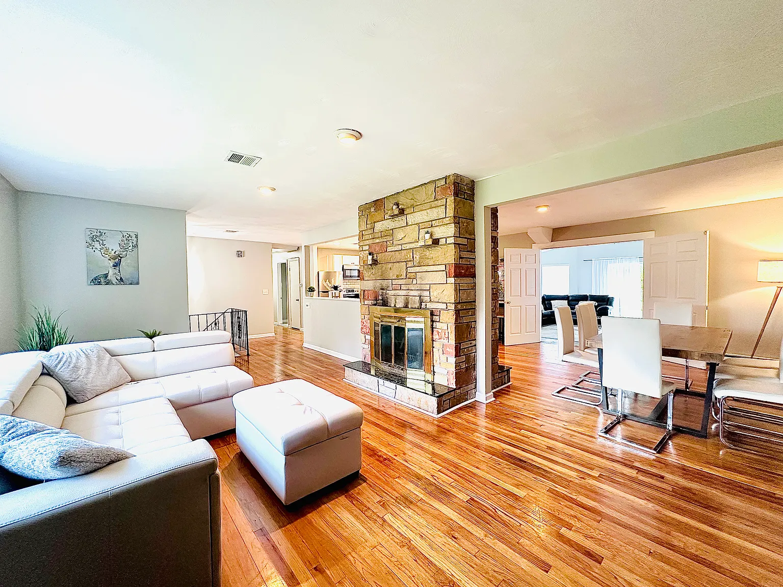 6 bed, 2736 sqft, $7,770 — Photo 1