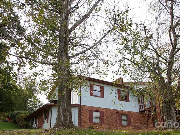 3rd image of 5832 Lake Hickory Pl