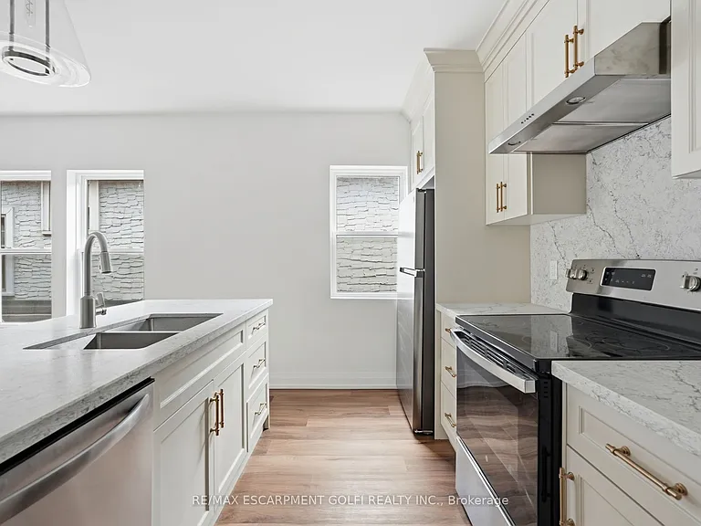 4876 Simcoe St #3 — Photo 9