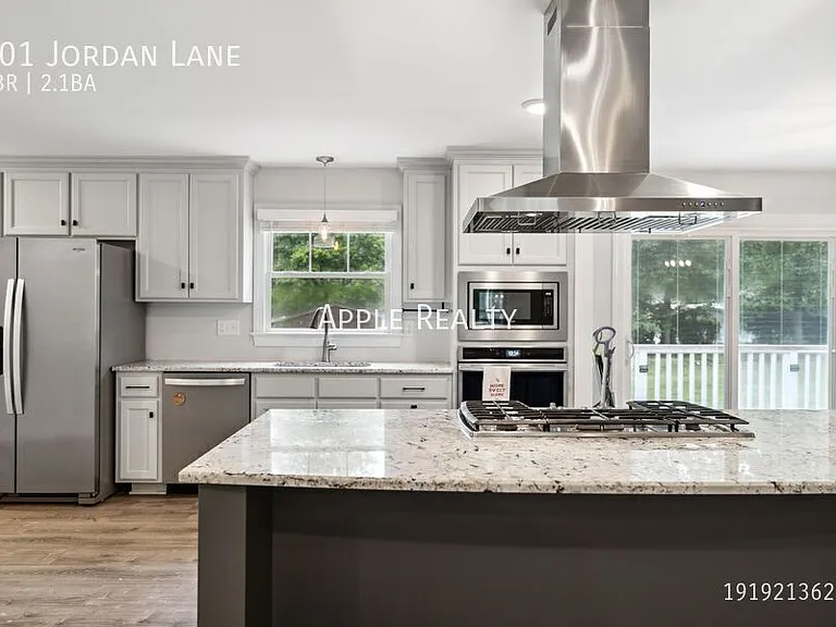 101 Jordan Ln — Photo 2
