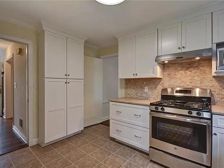 11 Fairway Dr — Photo 9