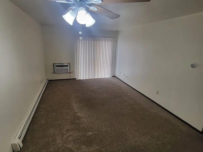 2010-2020 Maplecrest Dr — Photo 3