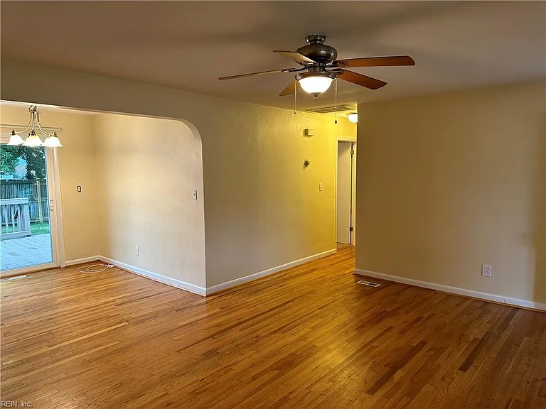 940 Redwood Cir — Photo 4