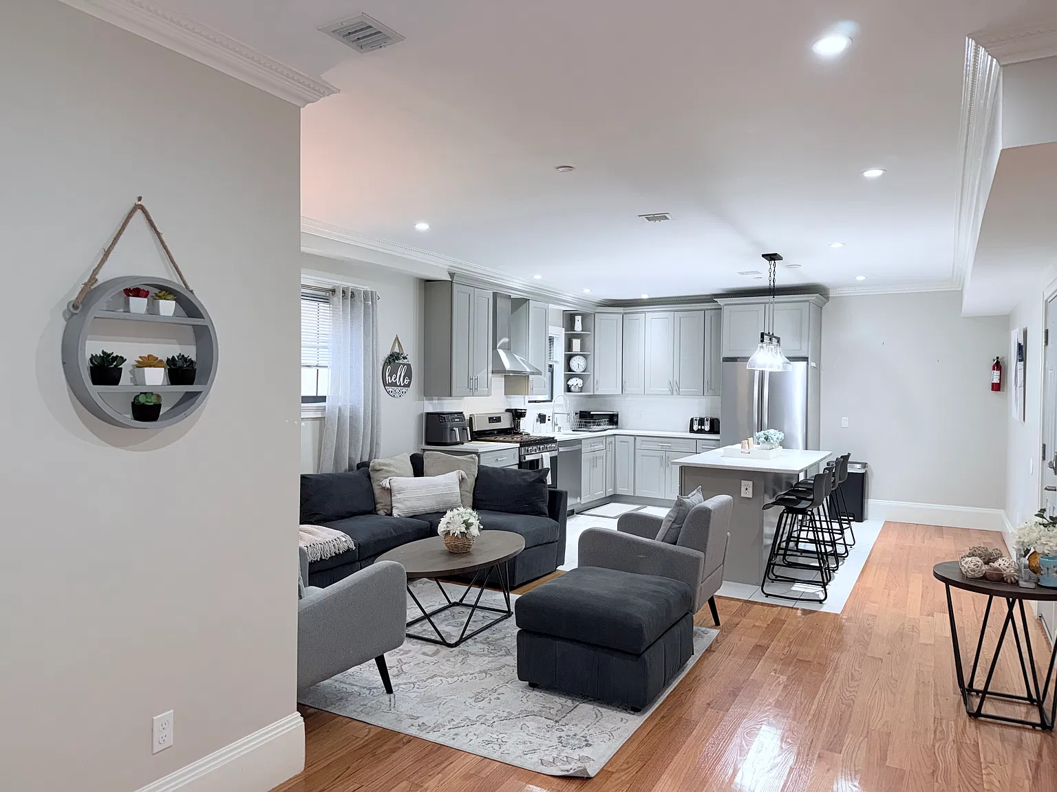 2 bed, 932 sqft, $2,800 — Photo 2