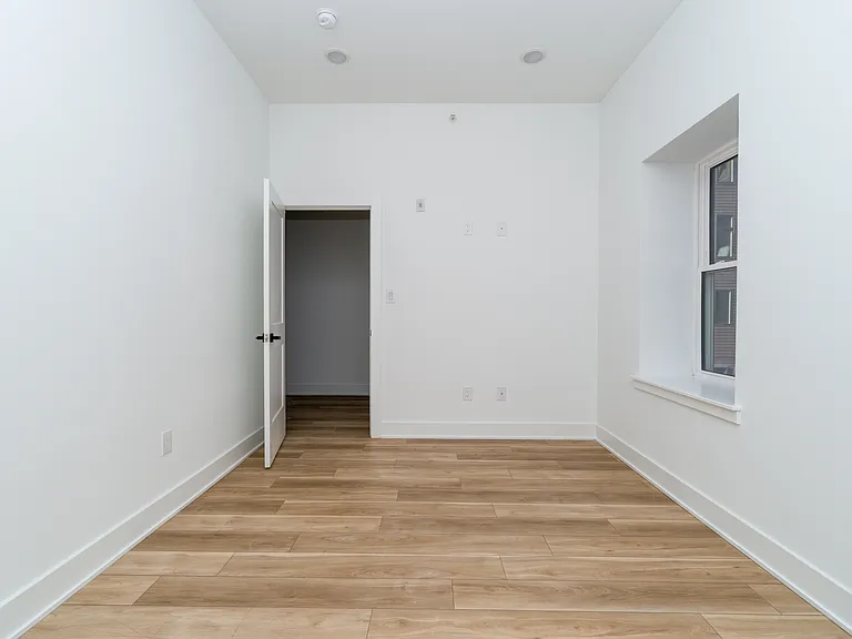 2700 E Auburn St — Photo 19