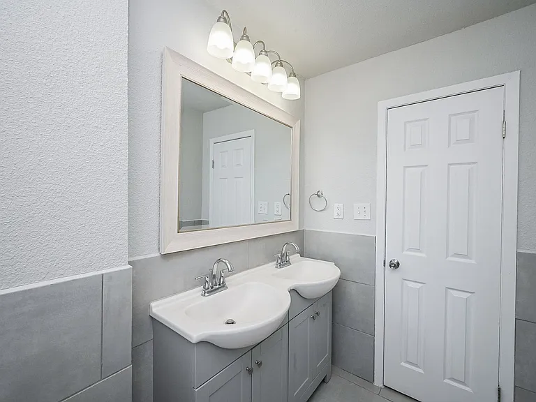 1518 East Ave — Photo 59