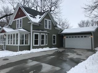 604 E 1st St, Pella, IA 50219