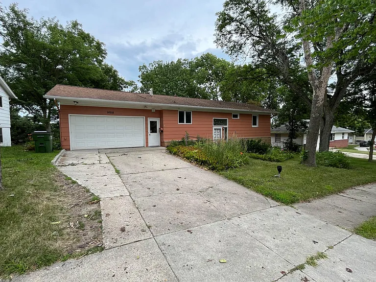 1408 Linden Dr — Photo 2