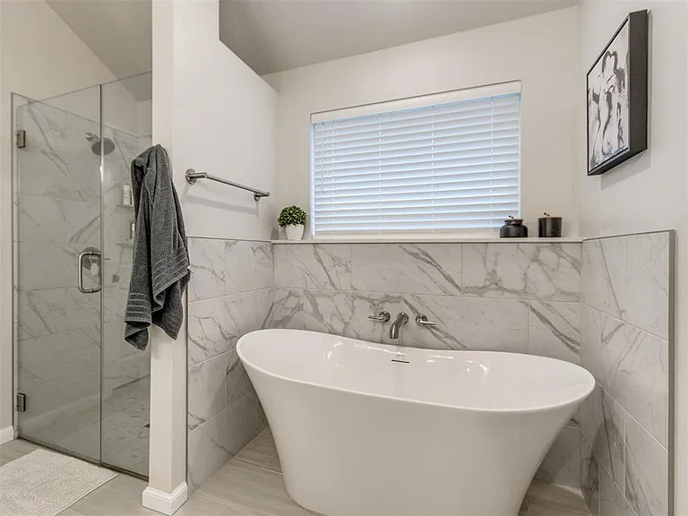10516 NW 33rd Pl — Photo 45