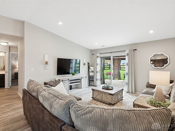 5th image of 673 Emerald Dr