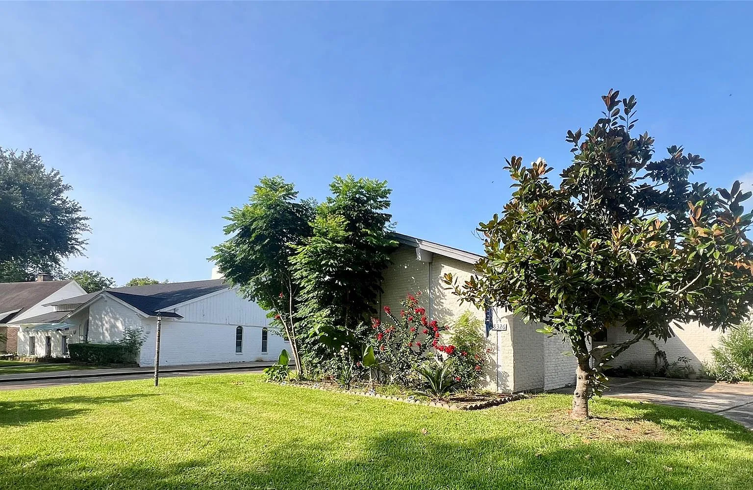 4 bed, 4.0 bath, 2490 sqft, $2,550 — Photo 1