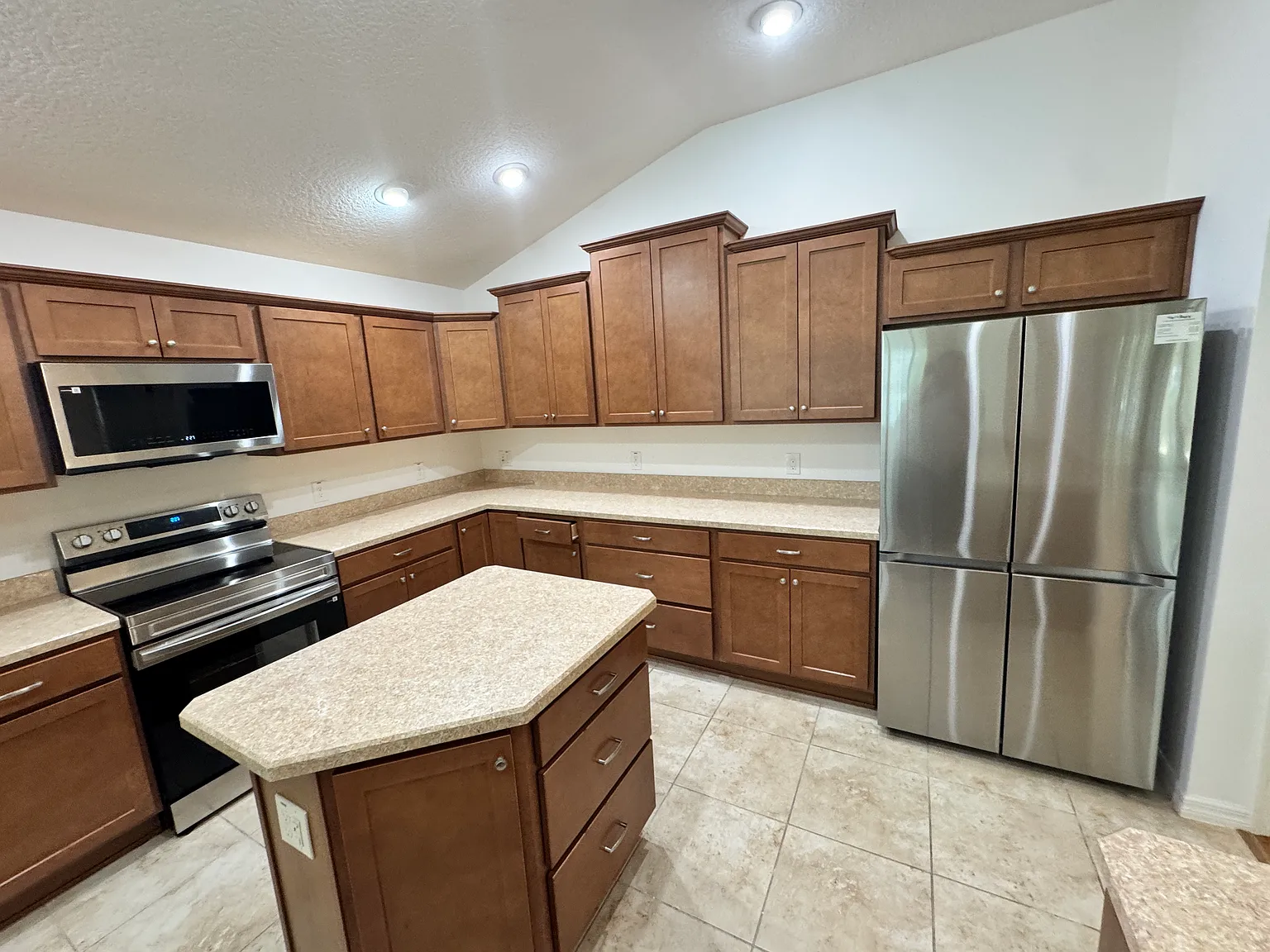 Nice 3 Beds 2 Baths in The Village of LaBelle — Photo 4