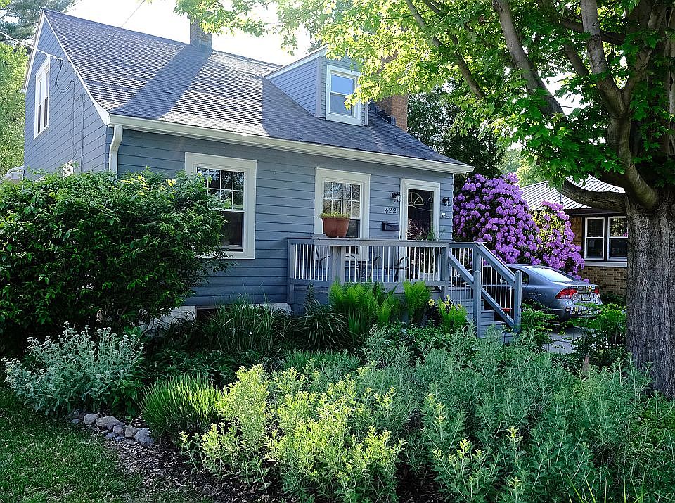 1st image of 422 Roslyn Ave
