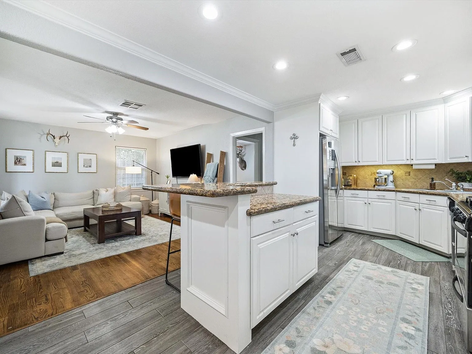 3 bed, 1.0 bath, 1265 sqft, $2,400 — Photo 3