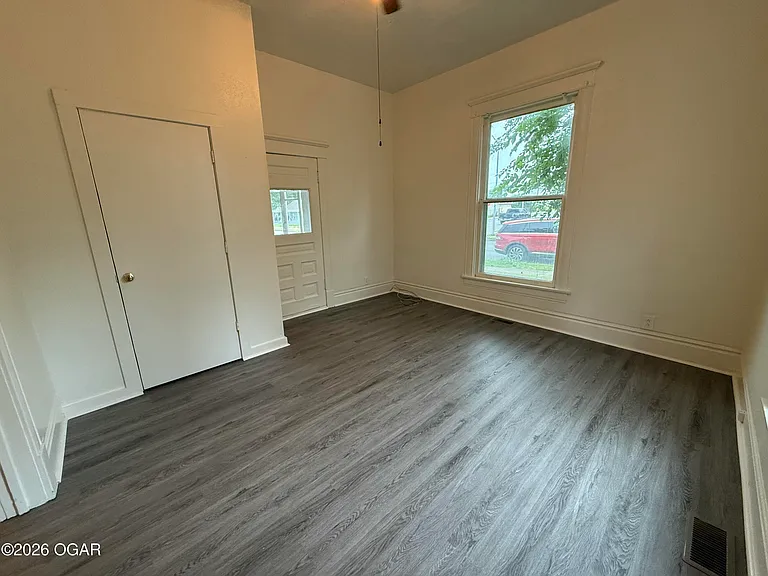 930 W 1st St — Photo 1
