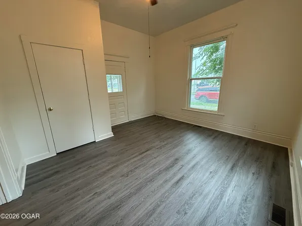 930 W 1st St, Webb City, MO 64870