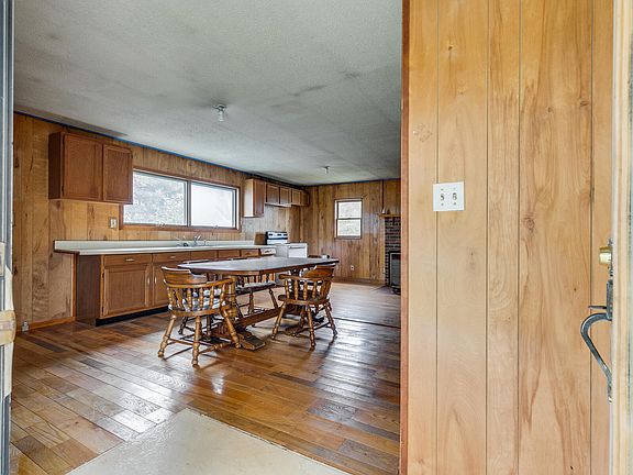 5th image of 605 N Center St