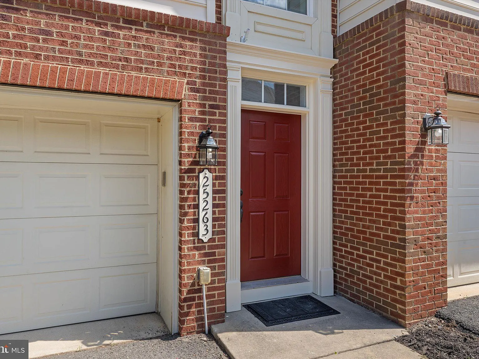 3 bed, 4.0 bath, 2601 sqft, $3,350 — Photo 2
