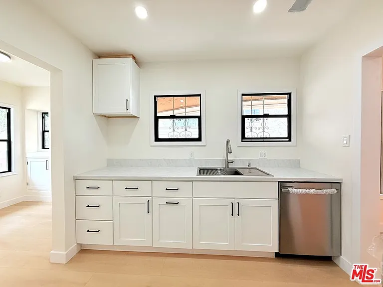 6132 Whitsett Ave — Photo 12