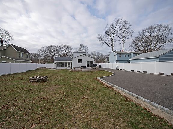 3rd image of 655 Sandra Ave
