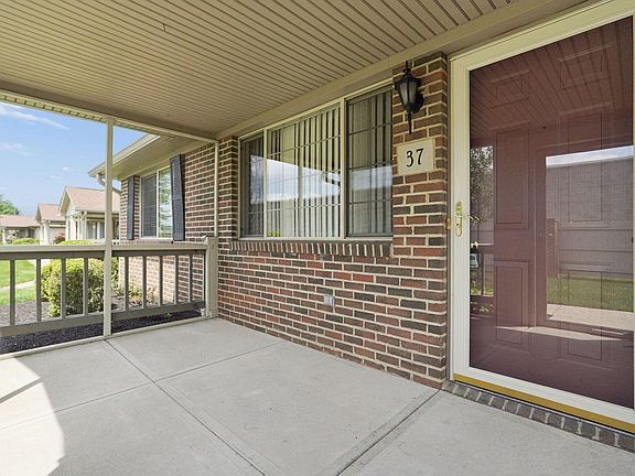 3rd image of 37 Northpointe Ln