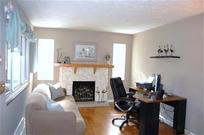 3rd image of 807 Broadmoor Dr