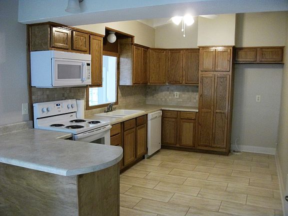 3rd image of 3327 Terrace Dr
