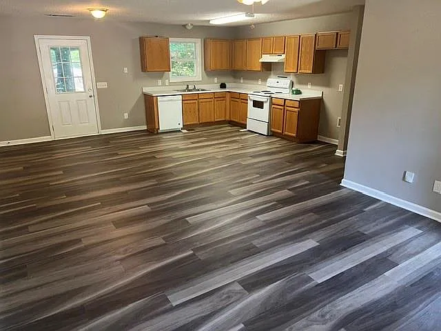 3 bed, 2.0 bath, 1120 sqft, $1,800 — Photo 2
