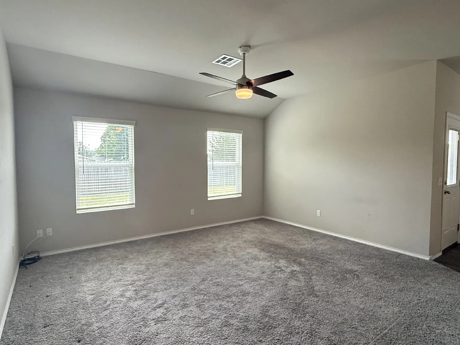3 bed, 2.0 bath, 1341 sqft, $1,595 — Photo 2