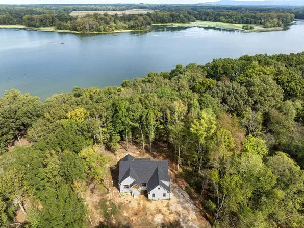 91 Woods Lake Rd, Decherd, TN 37324
