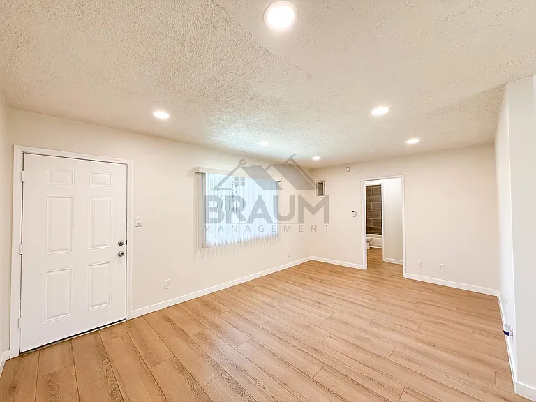 6336 TUJUNGA AVE. — Photo 4
