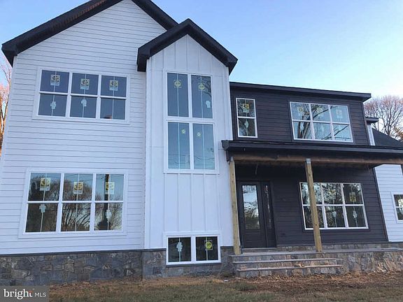 3rd image of 2421 Carey Ln