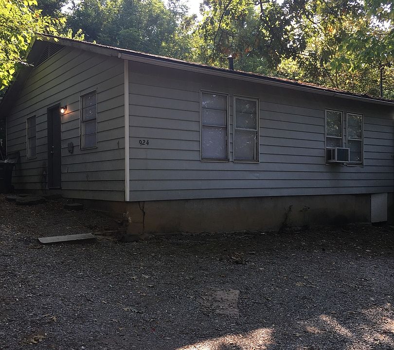 1st image of 924 N Frisco Ave