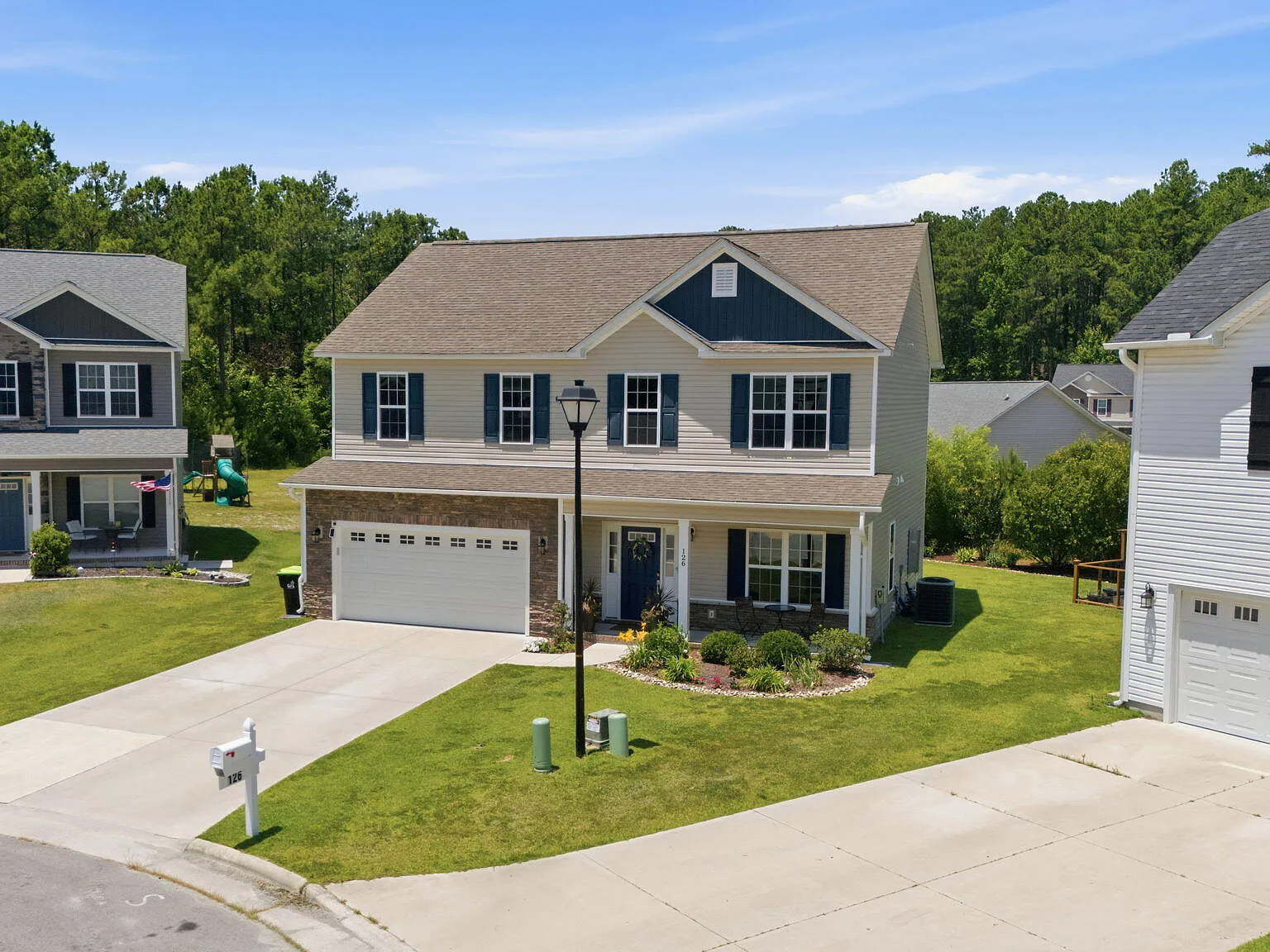 3 bed, 2.5 bath, 2241 sqft, $2,300 — Photo 3