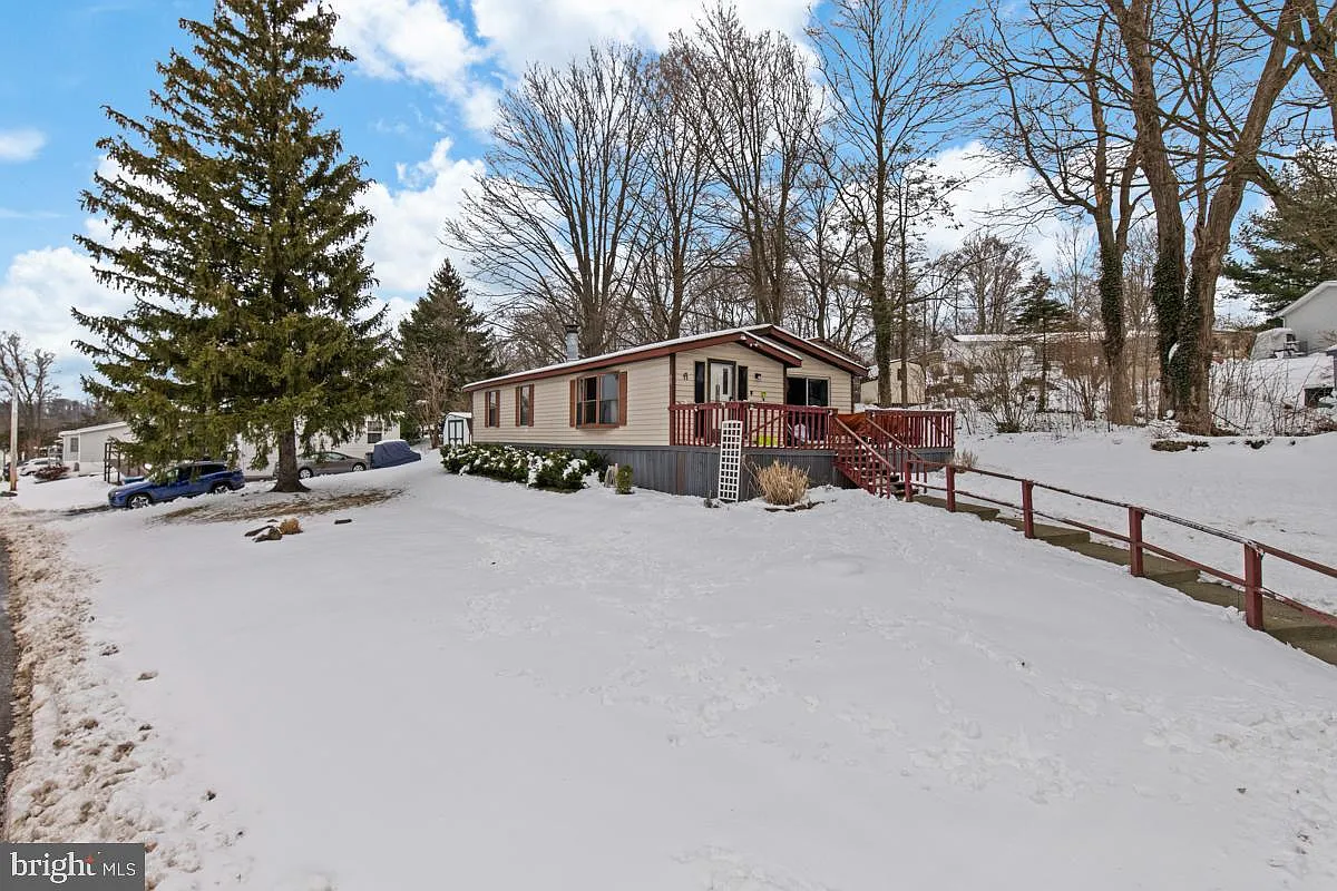 11 Lakeview Dr photo 1