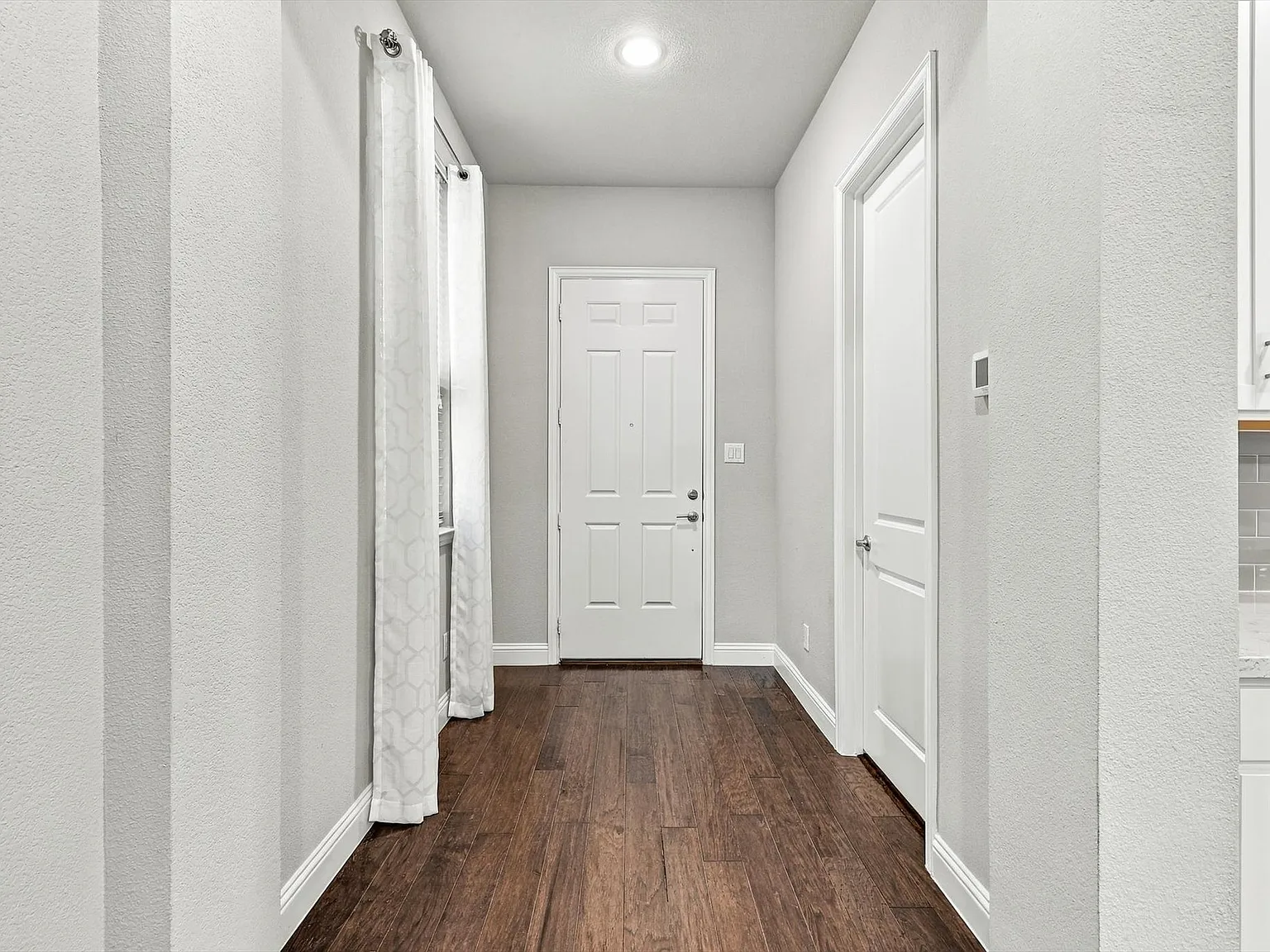 3 bed, 1921 sqft, $3,300 — Photo 3