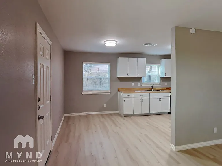 204 E Avenue C — Photo 10