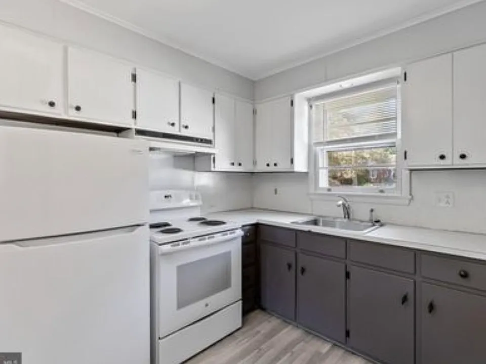 25 Glenwood Ave #B