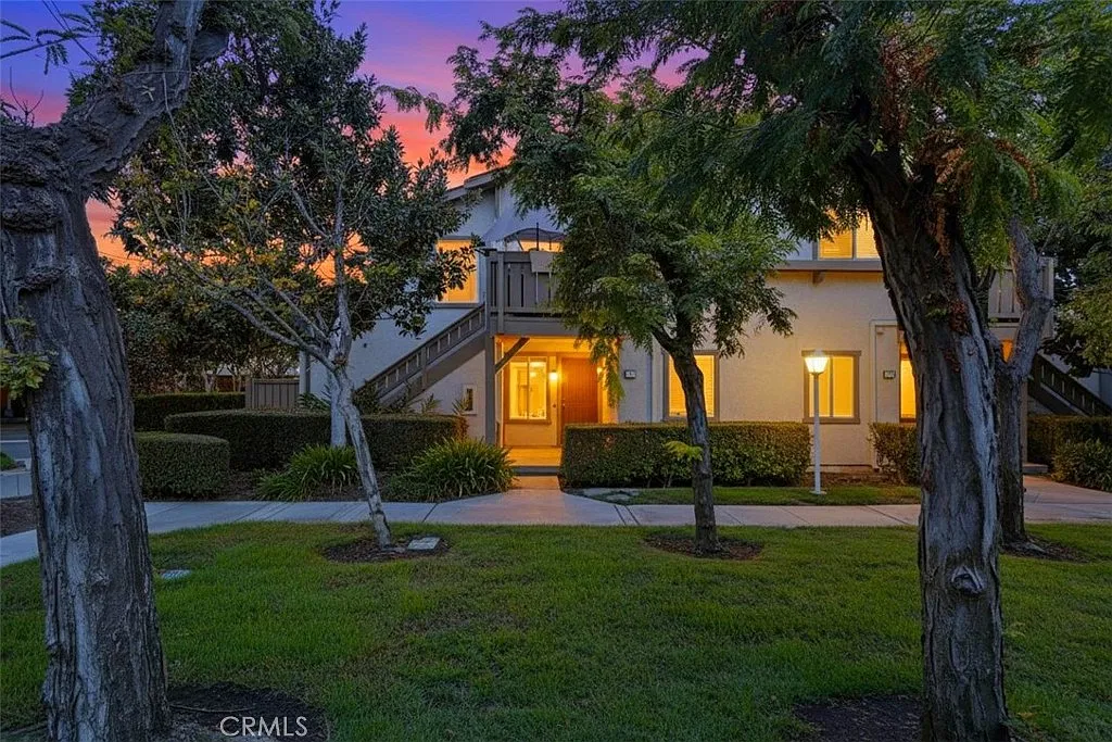 2 bed, 917 sqft, $3,150 — Photo 2