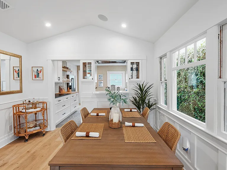 204 S Broadway — Photo 15