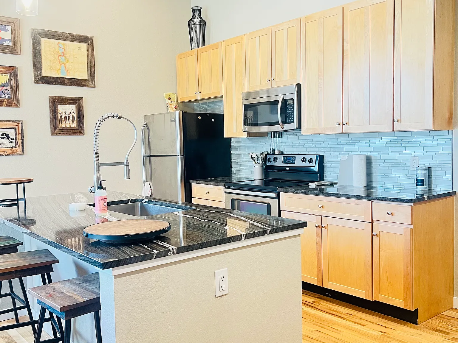 2 bed, 2.5 bath, 1888 sqft, $4,000 — Photo 2
