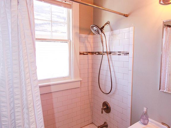 3rd image of 409 Maupas Ave #B