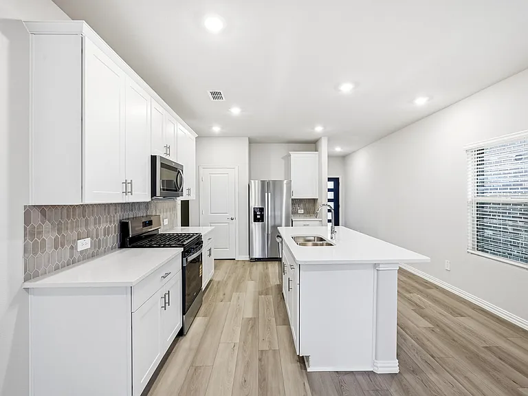 523 Blanton St — Photo 4