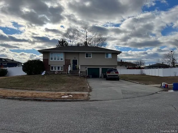 6 Bark Court, Deer Park, NY 11729