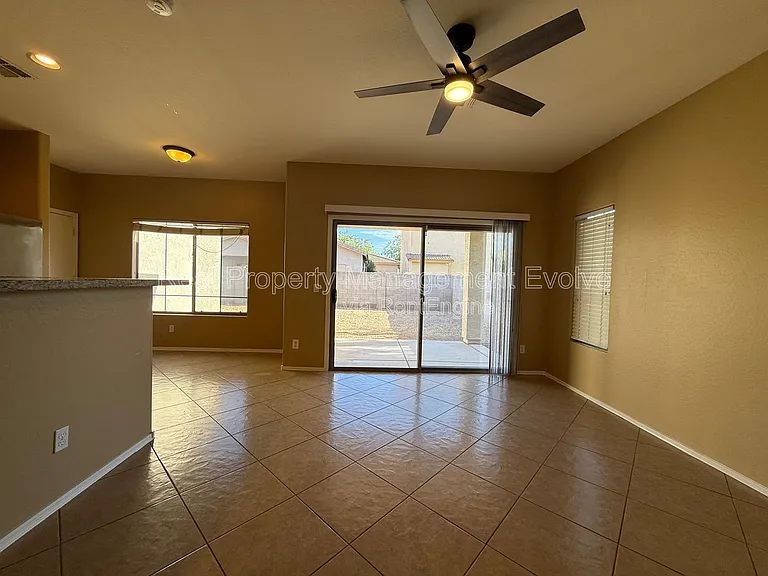 914 E Christine Pl — Photo 9